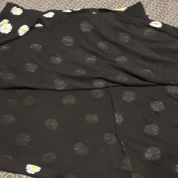 🔴Ardene short skirt with daisies - Picture 3 of 9